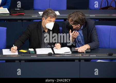 Berlin, Allemagne.09th décembre 2021. De gauche à droite Robert HABECK, (Buendnis 90/die Gruenen, Bundnis 90/die Grunen), Ministre fédéral des Affaires économiques et de la protection climatique, Vice-chancelier, Michael KELLNER, (Buendnis 90/die Gruenen, Bundnis 90/die Grunen) 6th session plénière du Bundestag allemand, Bundestag allemand à Berlin, Allemagne le 09 décembre 2021 crédit:actualités en direct de dpa/Alamy Banque D'Images