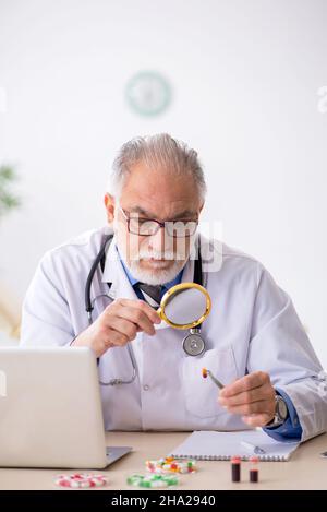 Ancien médecin pharmacien travaillant au laboratoire Banque D'Images