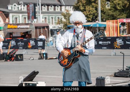 21 août 2021, Ufa, Russie : un musicien de rue à tête métallique en costume de colonel Sanders KFC interprète de la musique rock pour le public Banque D'Images