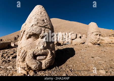 Mont Nemrut, Nemrut Dagi, statues-chefs de dieu Zeus sur la terrasse ouest, mausolée du Royaume de Commagène, Kahta, province d'Adıyaman, Turquie, Asie Banque D'Images