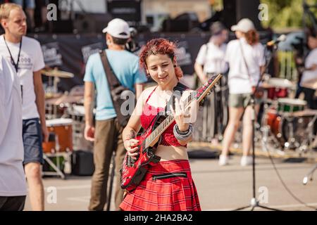 21 août 2021, Ufa, Russie : une jeune fille punk ou à tête métallique joue une guitare électrique Banque D'Images