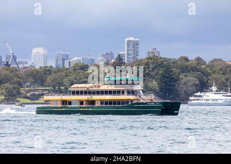 Sydney ferry MV May Gibbs emerald classe nommé d'après l'auteur des enfants a été initialement nommé ferry Mcferryface, ici dans le port de Sydney, en Australie Banque D'Images