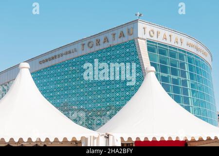 06 juillet 2021, Ufa, Russie: Bâtiment de verre de la salle des congrès au Bashkortostan Banque D'Images