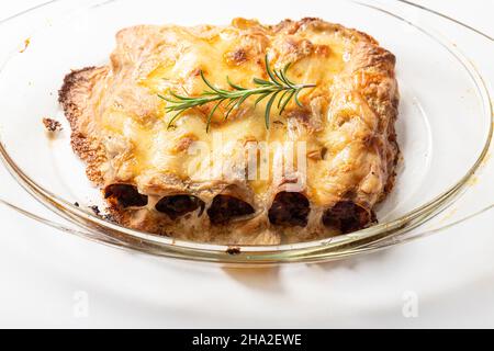 Six rouleaux de pâtes italiennes canneloni on white Banque D'Images