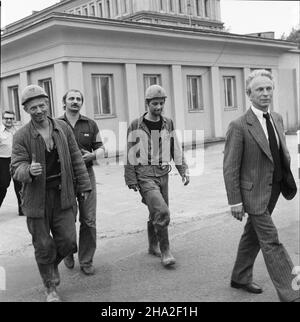 IWin, 1981-06-04.Pratowncy kopalni miedzi Konrad (na po³udniowy wschód od Boles³awca) zorganizowali strajk przeciwko przetrzymywaniu wiêŸniów politycznych.NZ. Kopalni. Pracownicy amw PAP/CAF/Eugeniusz Wo³oszczukIWin, 4 juin 1981.Les travailleurs de la mine de cuivre Konrad (au sud-ouest de Boleslawiec) ont organisé une grève aginst détentions de prisonniers politiques.photo: Travailleurs de la mine. amw PAP/CAF/Eugeniusz Woloszczuk Banque D'Images