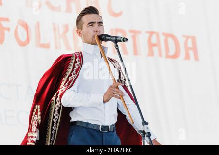 06 juillet 2021, Ufa, Bashkortostan, Russie: Un artiste folklorique masculin interprète sur une scène de kouraï, un roseaux national de Bashkirian Banque D'Images