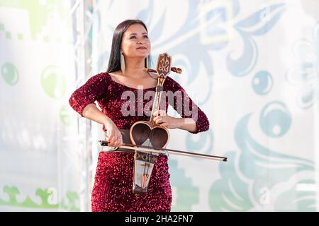 06 juillet 2021, Ufa, Bashkortostan, Russie : une femme se produit sur la scène d'un festival folklorique et joue le kobyz, un instrument turc à cordes Banque D'Images