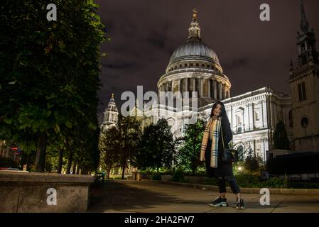 Londres, septembre 2021.La photographie nocturne de la cathédrale St Paul est l'une des deux cathédrales anglicanes de Londres Banque D'Images