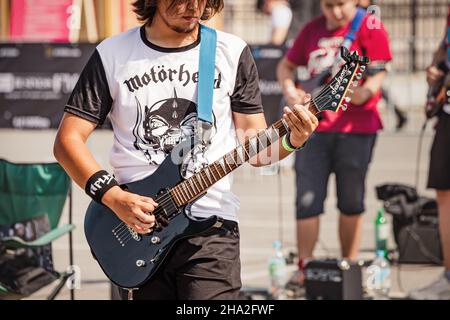 21 août 2021, Ufa, Russie : un musicien de rue à tête métallique dans le T-shirt Motorhead interprète de la musique rock pour le public Banque D'Images