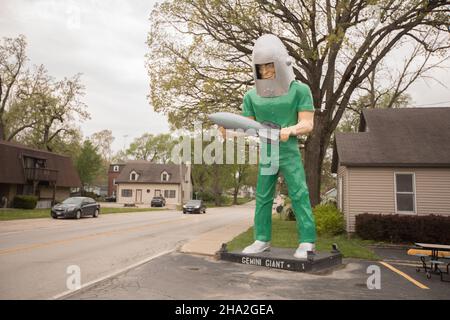 Wilmington, Illinois, États-Unis Gemini Giant, un silencieux sur la US route 66 à l'extérieur du restaurant Launching Pad drive-in. Banque D'Images