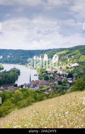 Les Andelys (nord de la France) : vue panoramique de la ville depuis le sommet du château fortifié « Château Gaillard ».Vue d'ensemble du village et de la Sei Banque D'Images