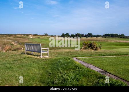 Saint-Briac-sur-Mer (Bretagne, Nord-Ouest de la France): Vue d'ensemble du golf de Dinard près de la plage de Port Hue.Banc sur le terrain de golf et o Banque D'Images