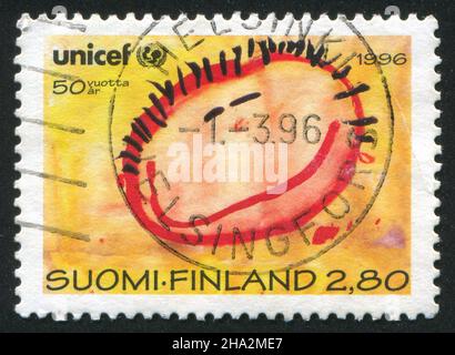 FINLANDE - VERS 1996: Timbre imprimé par la Finlande, montre visage souriant, vers 1996 Banque D'Images