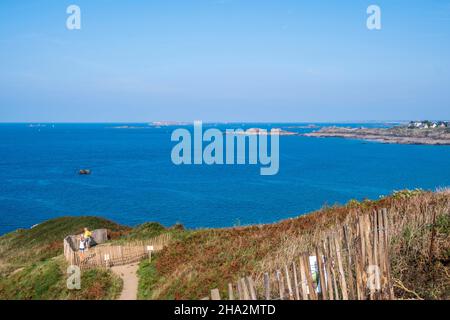 Saint-Briac-sur-Mer (Bretagne, Nord-Ouest de la France) : vue d'ensemble du promontoire de la pointe de la Garde Guérin.La mer et la tête de la pointe du Decolle Banque D'Images