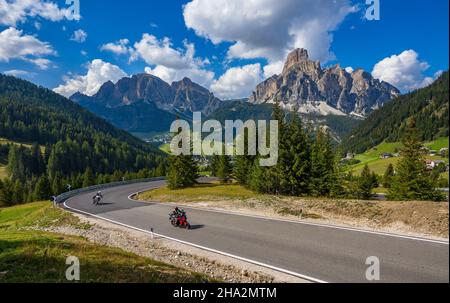 Moto en tournée sur Passo Campo Longo en Italie Banque D'Images