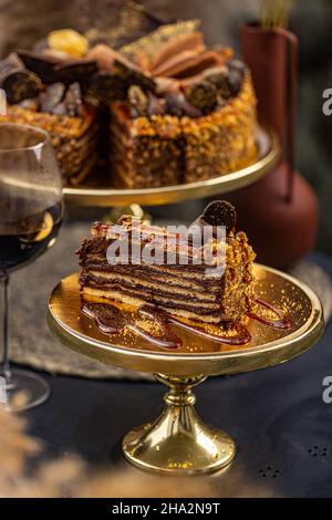 Gâteau au chocolat avec dessus caramélisé, tranche de gâteau triangulaire servie sur un support à gâteau Banque D'Images