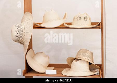 Marché artisanal vendant des chapeaux et des panamas de paille blanche Banque D'Images