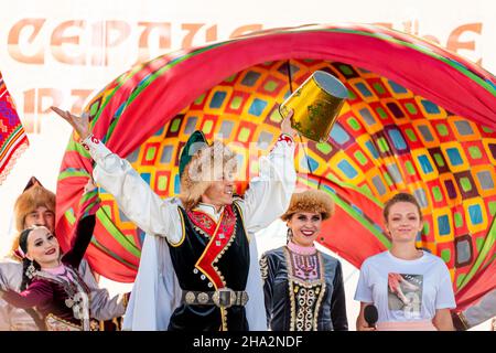 06 juillet 2021, Ufa, Bashkortostan, Russie: Les hommes en vêtements nationaux de Bashkir exécutent des danses traditionnelles de guerriers et de cavaliers Banque D'Images