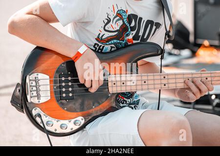 21 août 2021, Ufa, Russie : le guitariste basse joue un instrument de musique électrique Banque D'Images