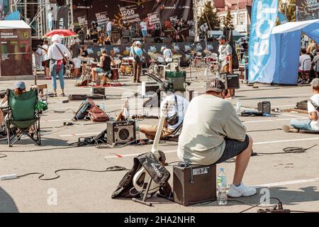 21 août 2021, Ufa, Russie : guitaristes en attente de spectacle lors de l'événement gratuit en plein air du jour des 1000 musiciens.Concept de concert et de festival de rock Banque D'Images