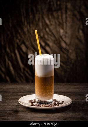 Tasse de café en verre long transparent.Latte avec de la glace et de la paille Banque D'Images