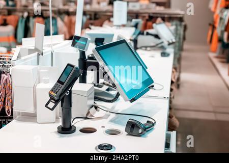 Caisse enregistreuse pour le paiement d'achats dans une boutique de vêtements équipée d'un lecteur de codes-barres et d'un terminal numérique.Lieu de travail du vendeur dans le centre commercial Banque D'Images