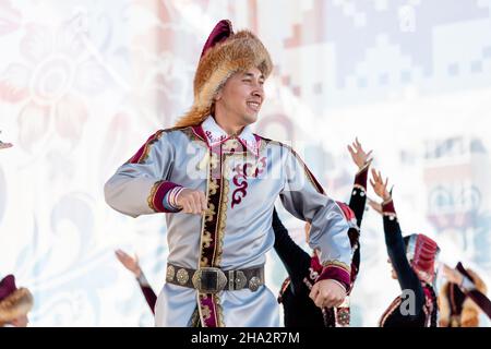 06 juillet 2021, Ufa, Bashkortostan, Russie: Des hommes en vêtements nationaux de Bashkir exécutent des danses de guerriers et de cavaliers Banque D'Images