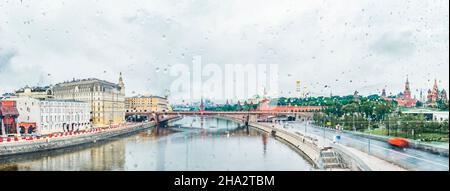 Vue panoramique en verre avec raindrops sur la rivière Moskva, pont Bolchoy Moskvoretsky Banque D'Images