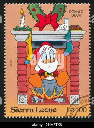 SIERRA LEONE - VERS 1992: Timbre imprimé par Sierra Leone, montre les personnages de Walt Disney dans les scènes de Noël, Donald Duck, vers 1992. Banque D'Images