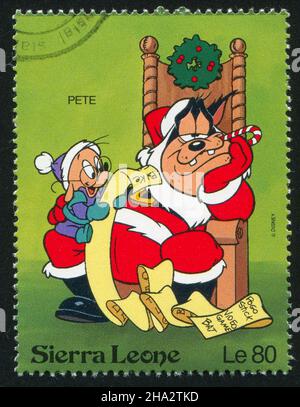 SIERRA LEONE - VERS 1992: Timbre imprimé par Sierra Leone, montre les personnages de Walt Disney dans les scènes de Noël, vers 1992. Banque D'Images