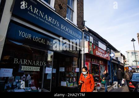 Uxbridge, Royaume-Uni.9th décembre 2021.Un acheteur portant un visage couvrant traverse le centre-ville dans la circonscription du Premier ministre Boris Johnson.À compter du vendredi 10th décembre, les revêtements de visage seront obligatoires pour la plupart des lieux publics intérieurs, y compris les théâtres, les cinémas et les lieux de culte, ainsi que pour les transports en commun et les lieux comme les magasins et les coiffeurs.Crédit : Mark Kerrison/Alamy Live News Banque D'Images