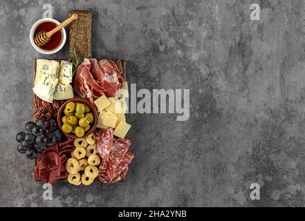 Carte de charcuterie ou antipasti italiens.Assortiments d'en-cas à base de viande et de fromage. Banque D'Images