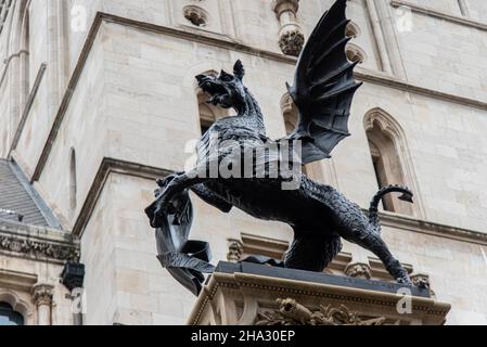 Londres, 27/09/2020.Le Temple Bar Memorial, le dragon qu'ils appellent le Griffin, mais c'est un dragon commun, celui du Temple Bar Memorial. Banque D'Images