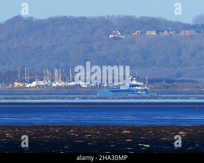 Sheerness, Kent, Royaume-Uni.10th décembre 2021.Superyacht 'Phi' à l'ancre dans la Tamise au large de l'île Canvey vu de Sheerness, Kent.Crédit : James Bell/Alay Live News Banque D'Images