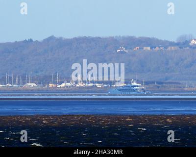 Sheerness, Kent, Royaume-Uni.10th décembre 2021.Superyacht 'Phi' à l'ancre dans la Tamise au large de l'île Canvey vu de Sheerness, Kent.Crédit : James Bell/Alay Live News Banque D'Images