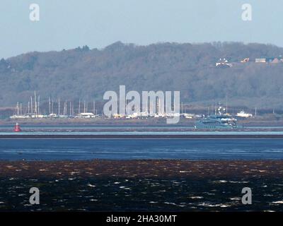 Sheerness, Kent, Royaume-Uni.10th décembre 2021.Superyacht 'Phi' à l'ancre dans la Tamise au large de l'île Canvey vu de Sheerness, Kent.Crédit : James Bell/Alay Live News Banque D'Images