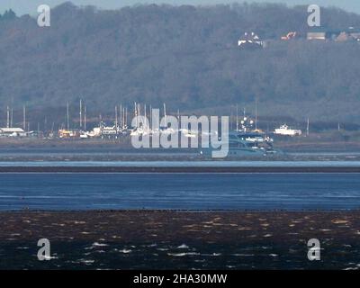 Sheerness, Kent, Royaume-Uni.10th décembre 2021.Superyacht 'Phi' à l'ancre dans la Tamise au large de l'île Canvey vu de Sheerness, Kent.Crédit : James Bell/Alay Live News Banque D'Images