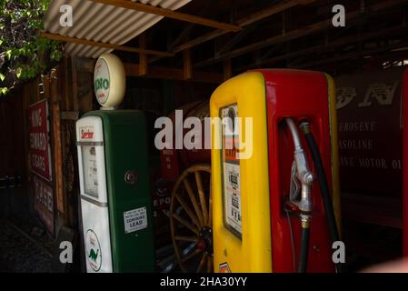 Embudo, NOUVEAU-Mexique, Musée du gaz classique, propriété de Johny Meier : anciennes pompes à gaz Banque D'Images