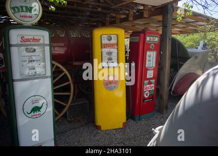 Embudo, NOUVEAU-Mexique, Musée du gaz classique, propriété de Johny Meier : anciennes pompes à gaz Banque D'Images