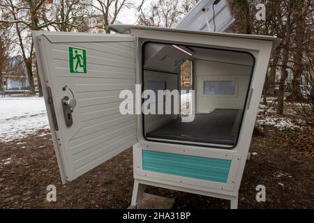 Ulm, Allemagne.10th décembre 2021.À Karlsplatz, il y a un « Ulmer Nest ».Ce module de couchage, qui peut être verrouillé de l'intérieur, sert de lieu de couchage protégé pour les sans-abri.Pendant les mois d'hiver, deux nids sont utilisés comme protection contre le froid.Credit: Stefan Puchner/dpa/Alay Live News Banque D'Images