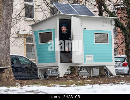 Ulm, Allemagne.10th décembre 2021.Le constructeur Florian Geiselhart regarde par un 'nid d'Ulm' sur Karlsplatz.Ces somnifères, qui peuvent être verrouillés de l'intérieur, servent de lieu de couchage protégé pour les sans-abri.Pendant les mois d'hiver, deux nids sont utilisés comme protection contre le froid.Credit: Stefan Puchner/dpa/Alay Live News Banque D'Images