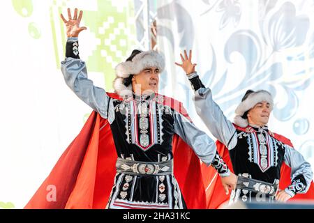 06 juillet 2021, Ufa, Bashkortostan, Russie: Les hommes en vêtements nationaux de Bashkir exécutent des danses traditionnelles de guerriers et de cavaliers Banque D'Images