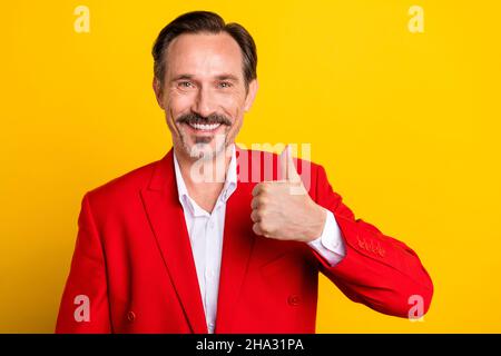 Photo de l'homme mûr gai montrer le pouce vers le haut suggèrent approuver le choix de l'ADS isolé sur fond jaune de couleur Banque D'Images