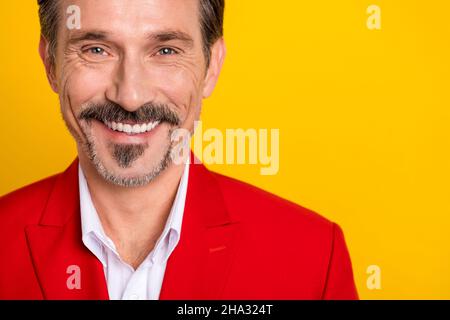 Photo rognée d'homme mûr gai sourire torothy clinique de céramique soin oral isolé sur fond jaune de couleur Banque D'Images