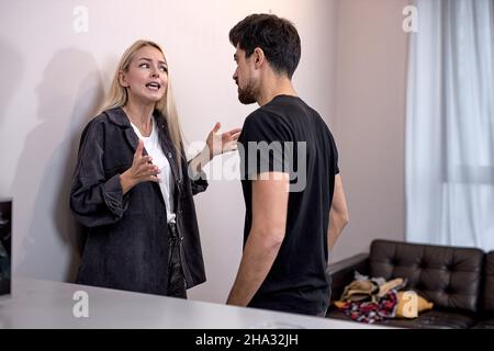 couple hurle les uns les autres. la femme blâme le mari alcoolique. l'homme ivre s'écrie sur la femme.Alcoolisme dans la famille caucasienne. À la maison, millénaire Banque D'Images