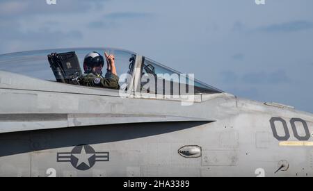 Le lieutenant-colonel Jeremy Yauck, commandant de l'escadron d'attaque de chasseurs maritimes 112, du corps des Marines des États-Unis, taxi la piste dans un avion F/A-18 Hornet à la base aérienne d'Hyakuri, au Japon, le 9 décembre 2021.Les Marines des États-Unis et le Marine Fighter Attack Squadron 112 travaillent avec le personnel de la Force d'autodéfense aérienne du Japon à la base aérienne d'Hyakuri dans le cadre du programme de relocalisation de la formation aérienne afin de renforcer l'alliance américano-japonaise.(É.-U.Photo du corps marin par Cpl.Evan Jones) Banque D'Images