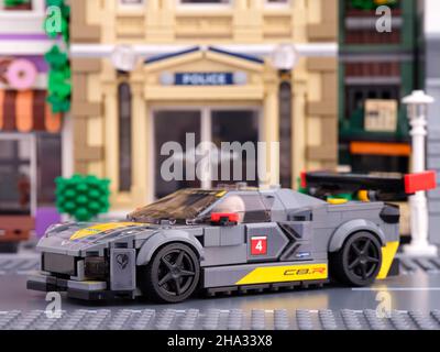 Tambov, Fédération de Russie - 02 juillet 2021 Lego Chevrolet Corvette C8.R voiture de course par LEGO Speed Champions sur Lego City Street Banque D'Images