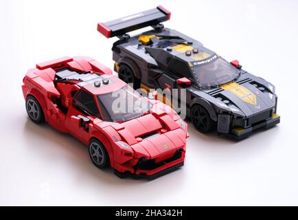 Tambov, Fédération de Russie - 07 juillet 2021 Lego Ferrari F8 Tribto et Lego Chevrolet Corvette C8.R sur fond blanc.Champion de vitesse LEGO Banque D'Images