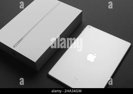 Minsk, Bélarus - 10 décembre 2021 : Apple iPad 9 génération 10,2 pouces 2021 couleur argent avec boîte sur fond noir Banque D'Images