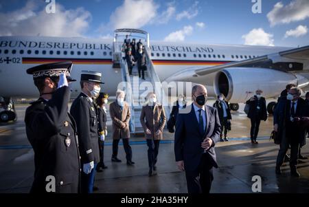 Paris, France.10th décembre 2021.Le chancelier allemand OLAF Scholz (SPD) sort de l'avion à Paris Orly.Deux jours après avoir pris ses fonctions, Scholz visite le président français à Paris ainsi que les principaux membres du personnel de l'UE et de l'OTAN à Bruxelles.Credit: Michael Kappeller/dpa/Alay Live News Banque D'Images